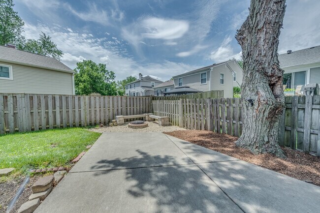 Building Photo - 912 Bedford Ct
