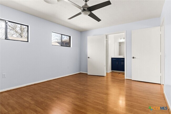 Building Photo - 204 Oak St