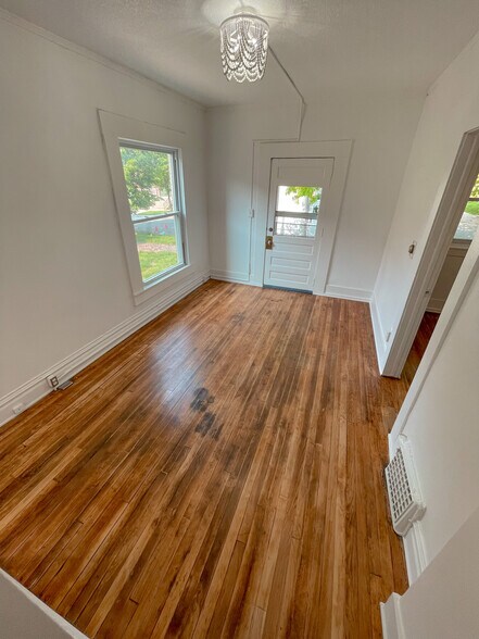 Building Photo - 713 20th St