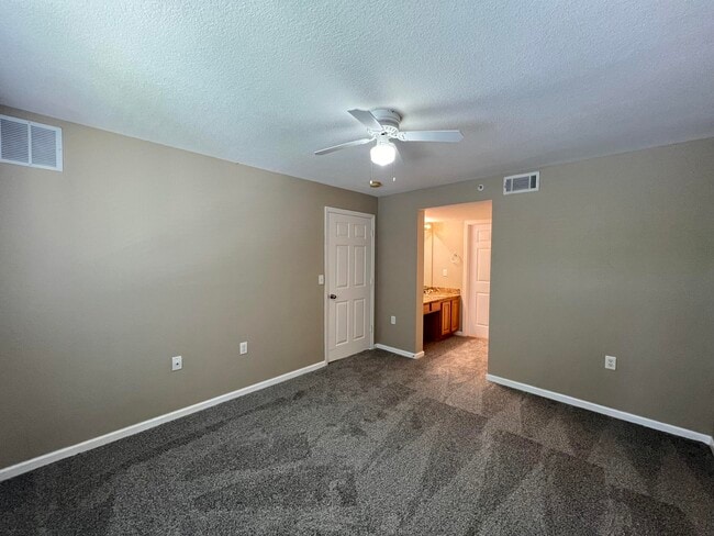 Building Photo - 281 SW Palm Dr