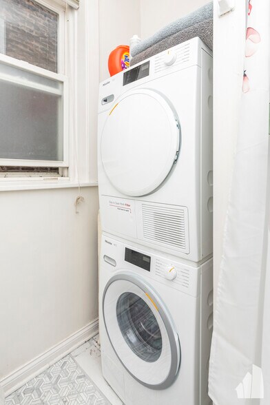 Building Photo - 842 W Waveland Ave