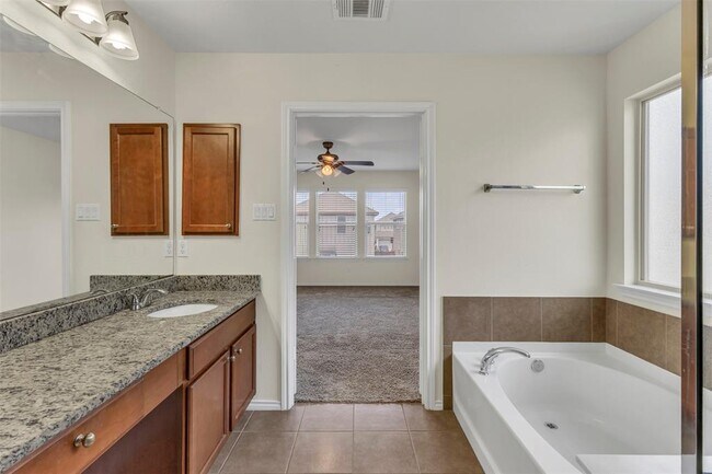 Building Photo - 16100 Hawthorne Heights Trail