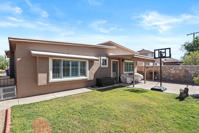 Building Photo - 2037 Shreya St