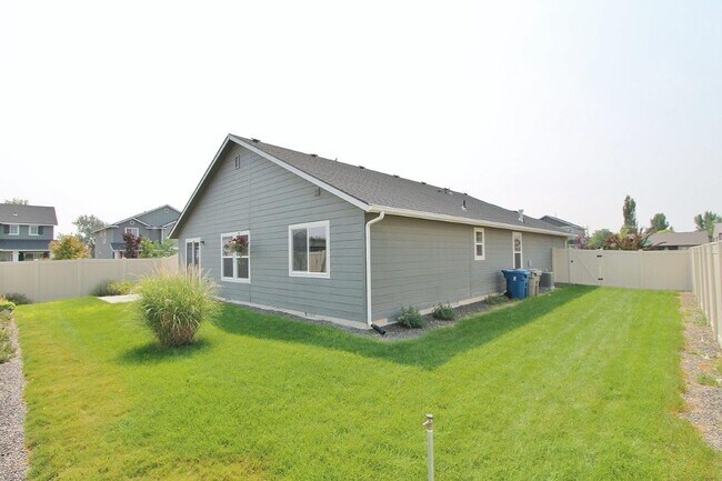 Building Photo - Clean Single-Level Home