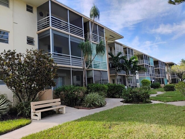 Building Photo - 17090 NE 14th Ave