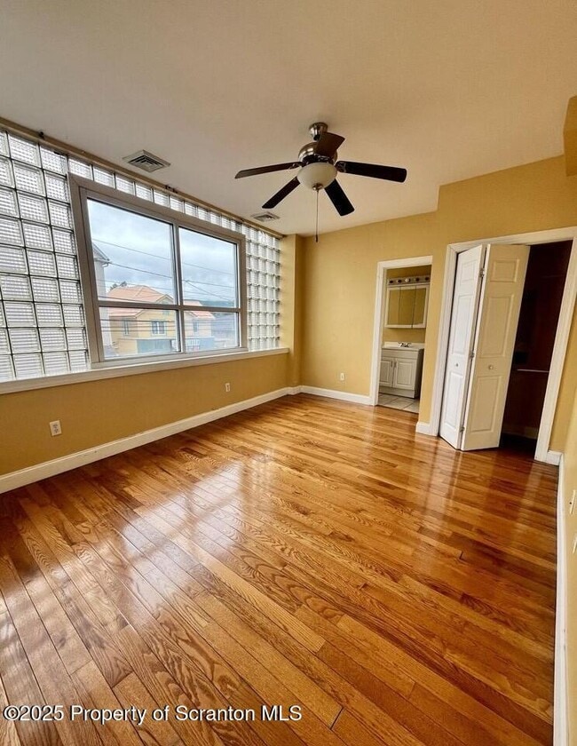 Building Photo - 512 S Main St