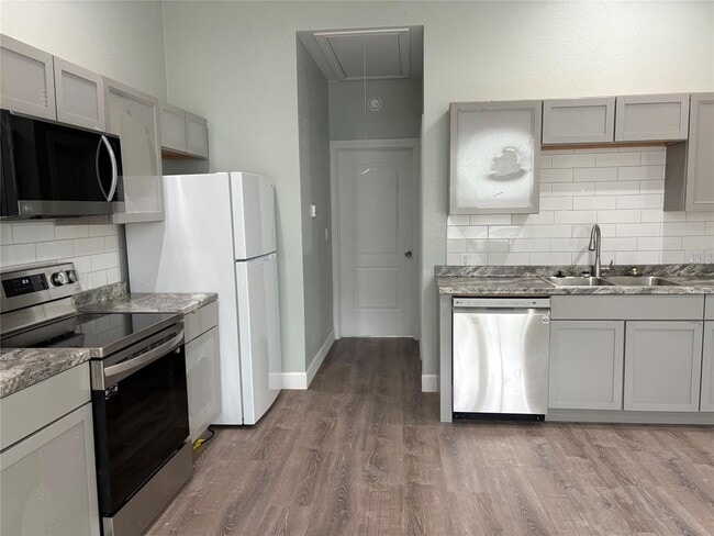 Building Photo - 120 Boxwoods Ln