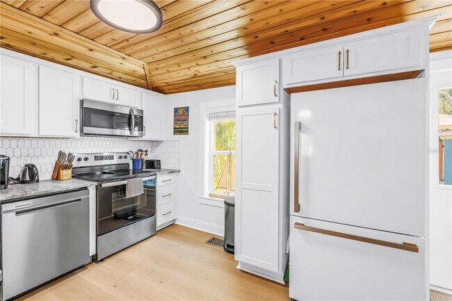 Building Photo - 748 11th Ave N