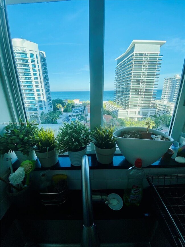 Building Photo - 5900 Collins Ave