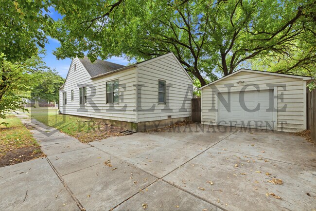 Building Photo - 703 S Grove Dr