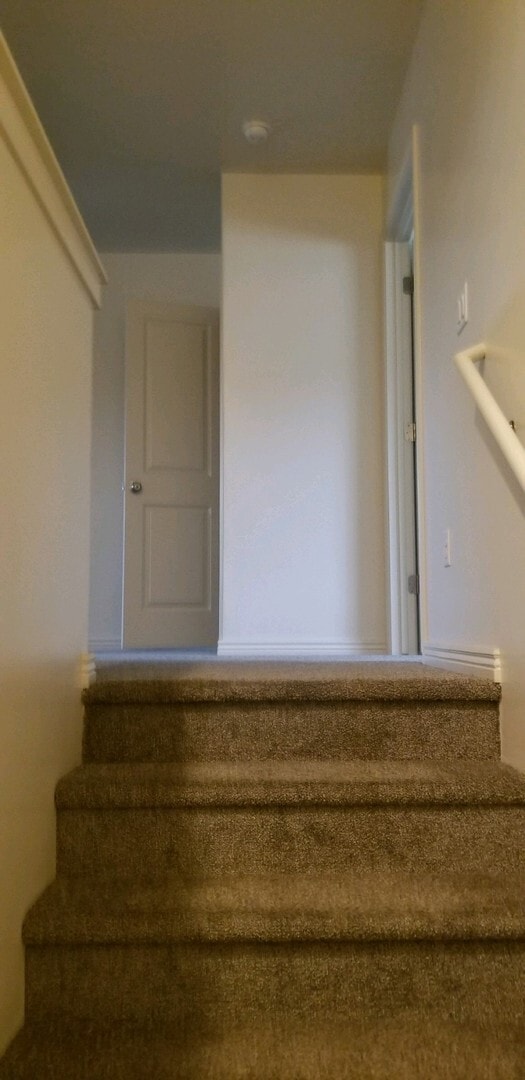 Building Photo - Town home in Little Valley Area. End Unit!!