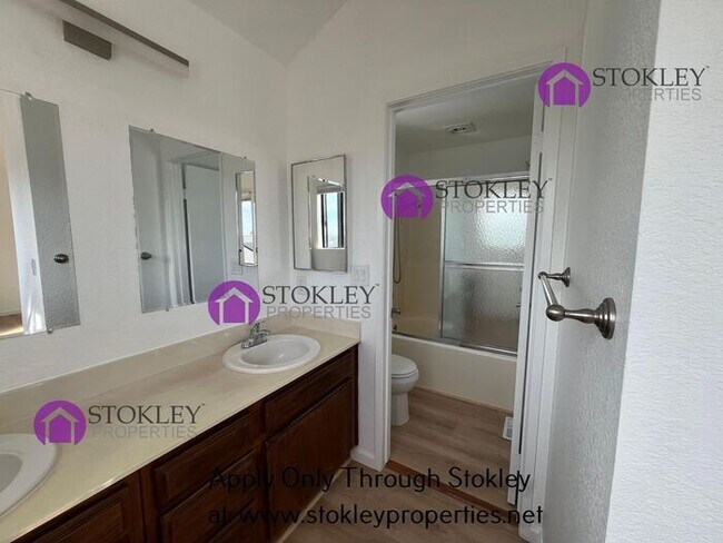 Building Photo - 523 Bustos Pl