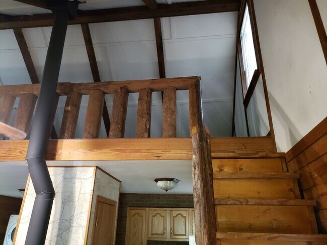 Building Photo - 512 Log Cabin