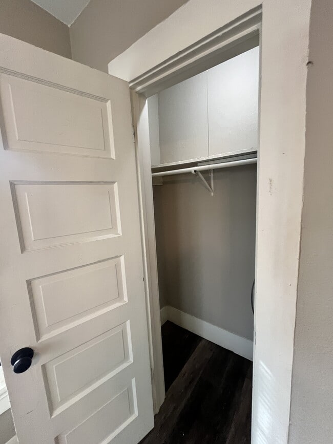 Building Photo - 916 N Austin St