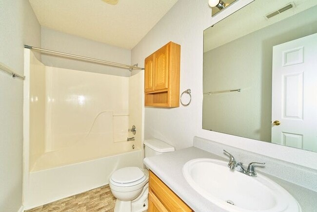 Building Photo - Sweet 3 Bedroom 2.5 Bath in Popular Maple ...