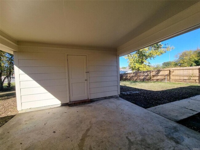Building Photo - 2044 Edinburgh Dr