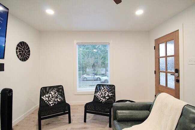 Building Photo - Ryan Place- Short to Mid-Term Rental Fully...