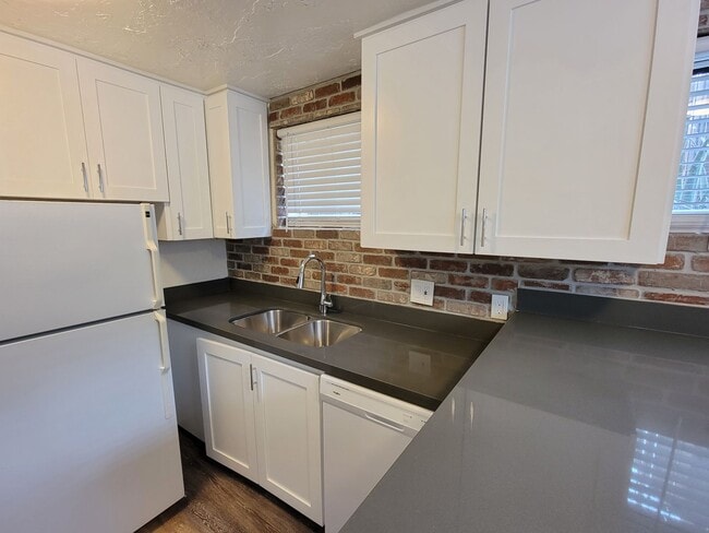 Building Photo - One Bedroom - Garfield District - Classic ...