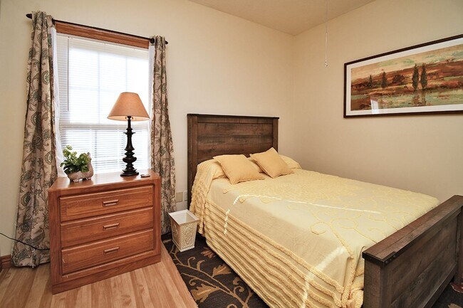 Building Photo - 2 Blocks from MERCY HOSPITAL! FULLY FURNIS...