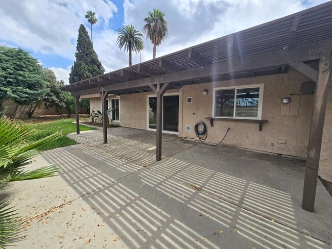 Building Photo - Victoria Neighborhood Single Story Home