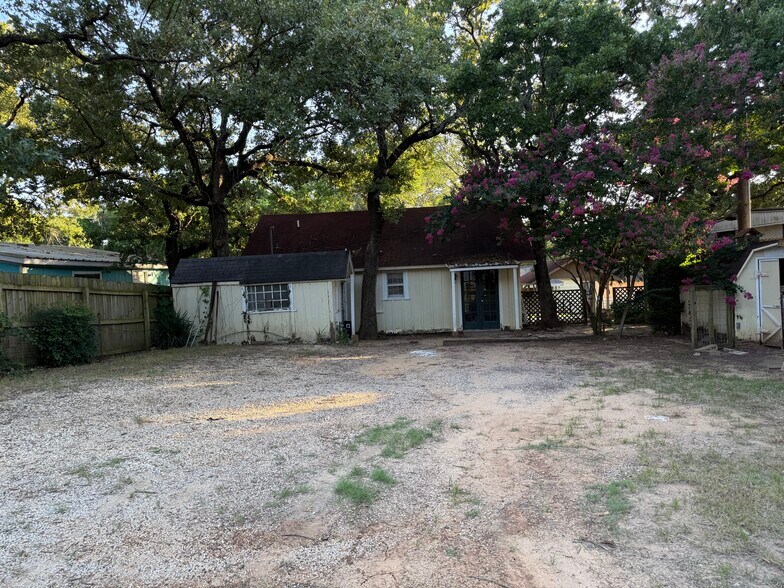 Building Photo - 74 Live Oak St