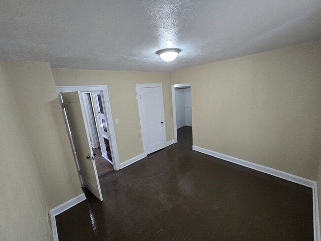 Building Photo - 2 Bedroom House