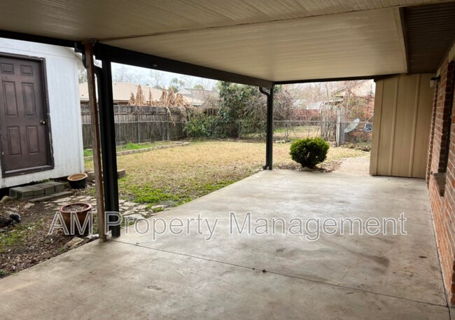 Building Photo - 402 Thompson Dr