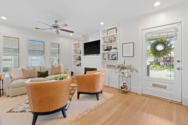 Building Photo - 1002 W Cottage St