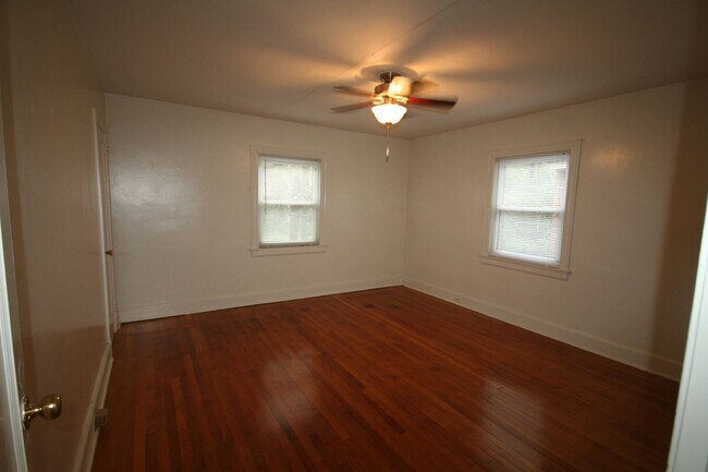 Building Photo - Spacious 2nd Floor Apartment - HUGE Kitchen - Between Duke West and Downtown