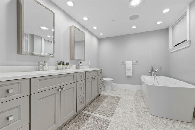 Building Photo - 377 W First St