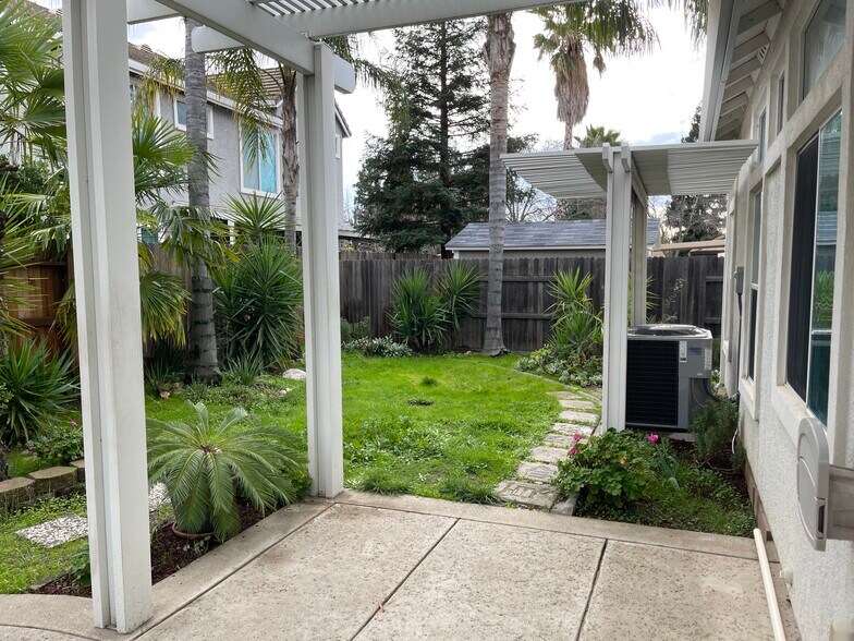 Building Photo - 5637 Darby Rd