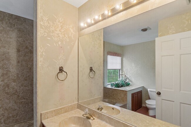 Building Photo - Escape to Your Private Paradise!