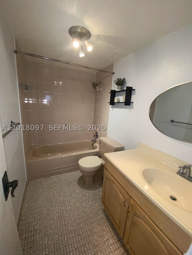 Building Photo - 13951 Kendale Lakes Dr