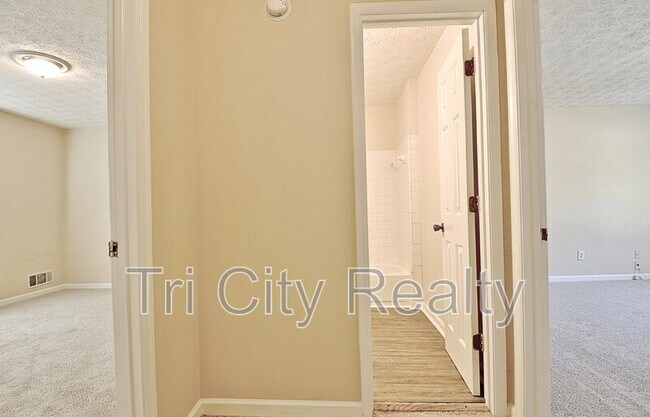 Building Photo - 220 Meadowbrook Ct