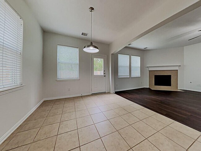 Building Photo - 2213 Oak Cir Dr N