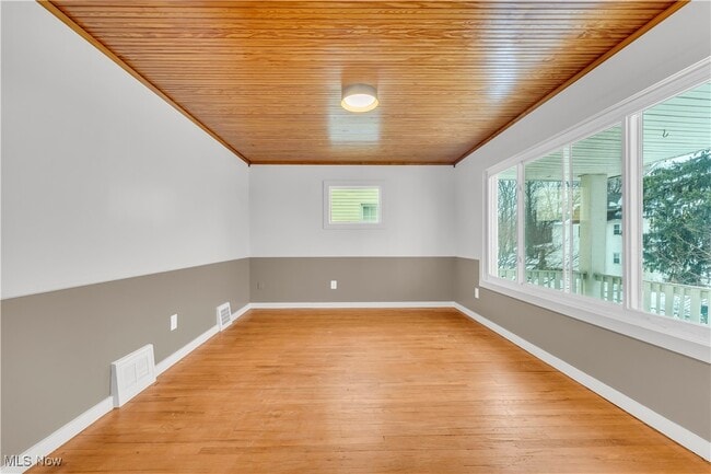 Building Photo - 10403 Russell Ave