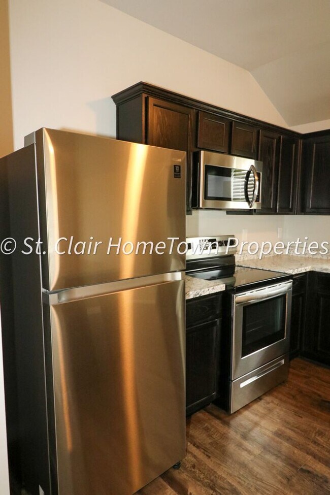 Building Photo - Spacious 4 Bedroom Home in Fox Hollow