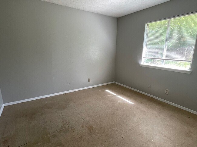 Building Photo - Duplex in the Heart of South Austin