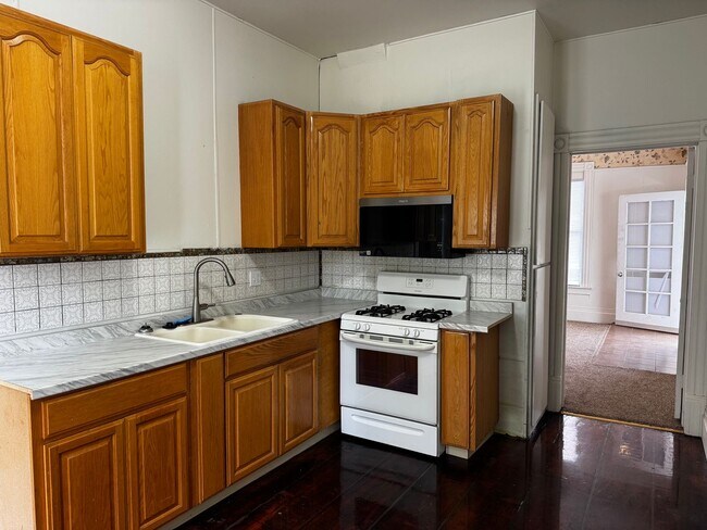 Building Photo - 910 8th St