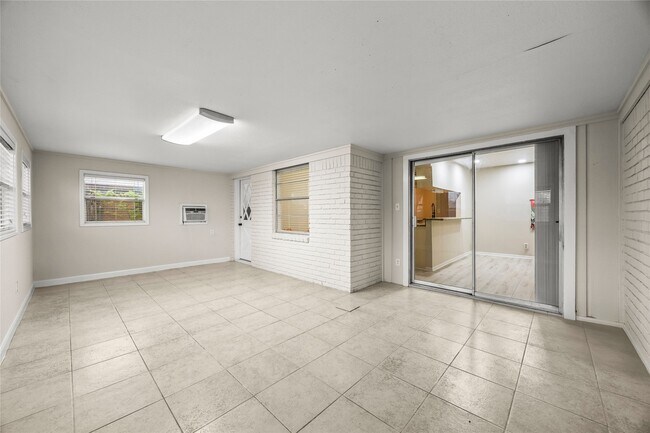 Building Photo - 1607 Buescher Dr