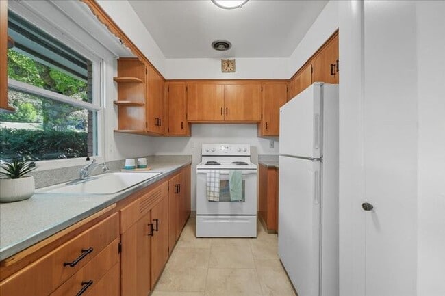 Building Photo - West Slope Charmer With Hardwood Floor - W...