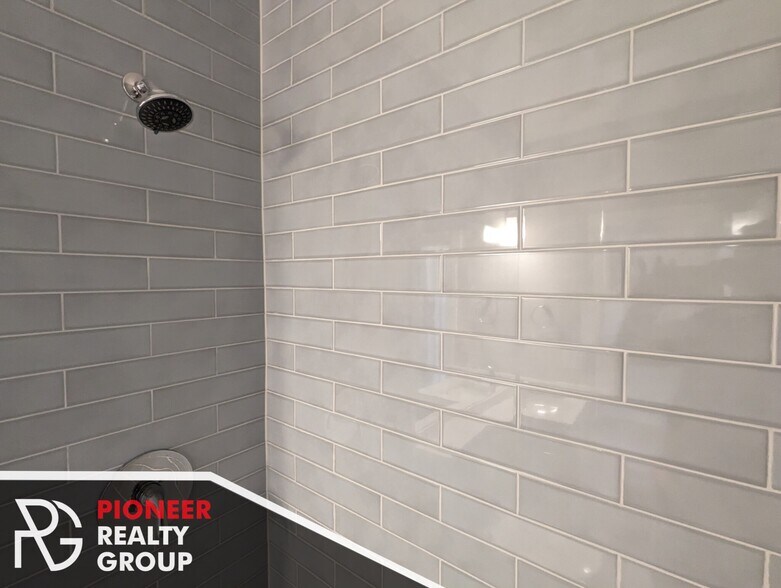 Building Photo - 3943 N Janssen Ave