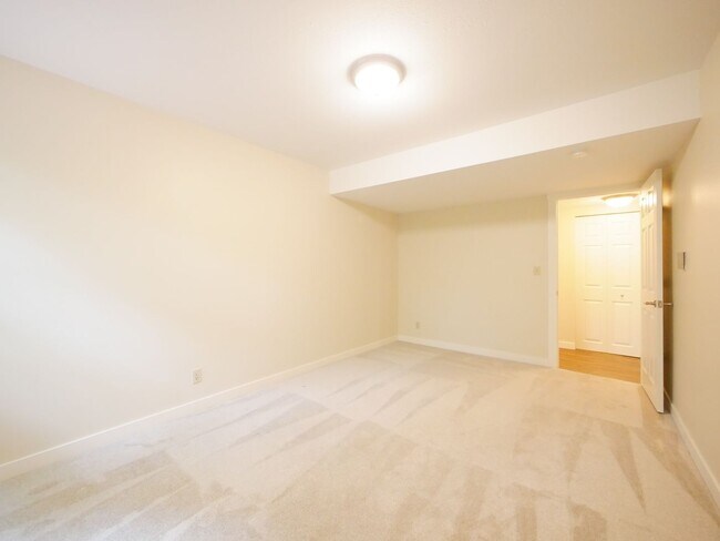 Building Photo - 3 Bed and 3 Bath Plus Office Private Singl...
