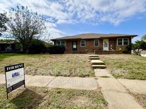 Building Photo - 1023 SW Kingscross Rd