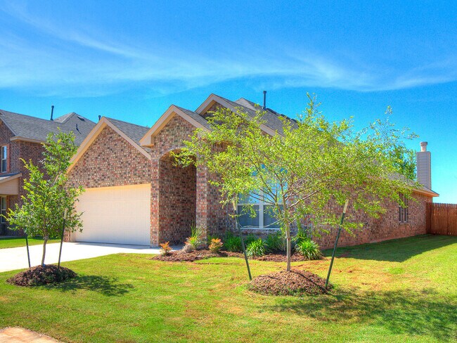 Building Photo - 4 Bedrooms/2 Baths in Falling Springs Addition - Deer Creek Schools - Community Pool