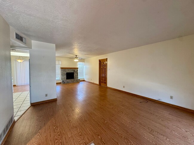 Building Photo - Bear Canyon Home