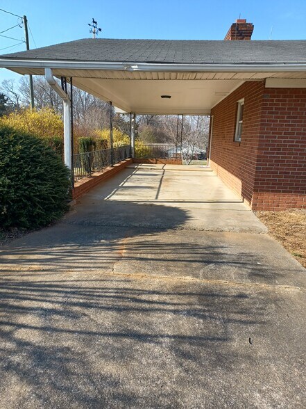 Building Photo - 3925 Kernersville Rd