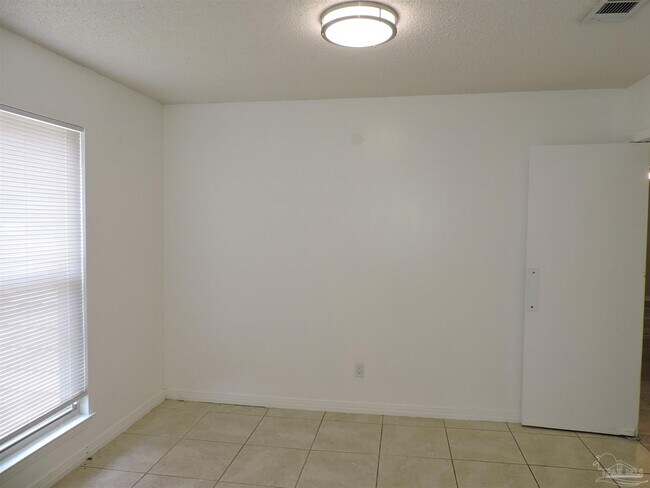 Building Photo - 2323 Silversides Loop