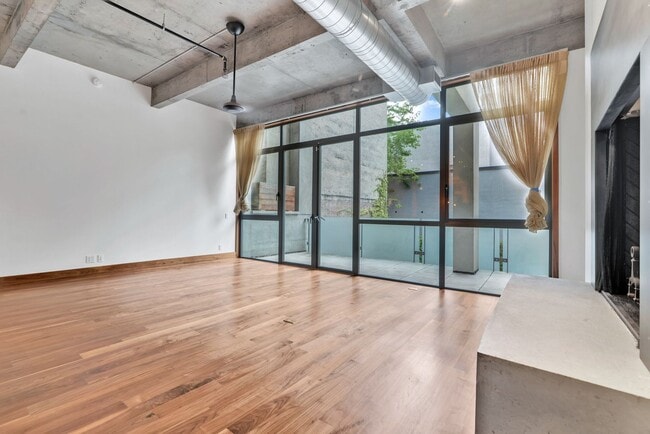 Building Photo - Impeccable Minimalist Design 4 bedroom 3 b...