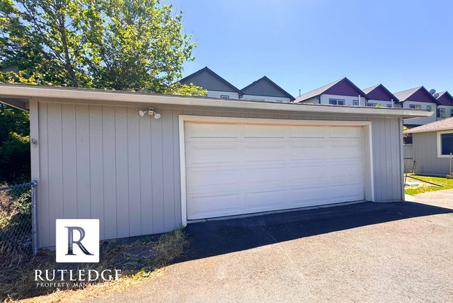 Building Photo - 3 Bedroom House in Central Point!
